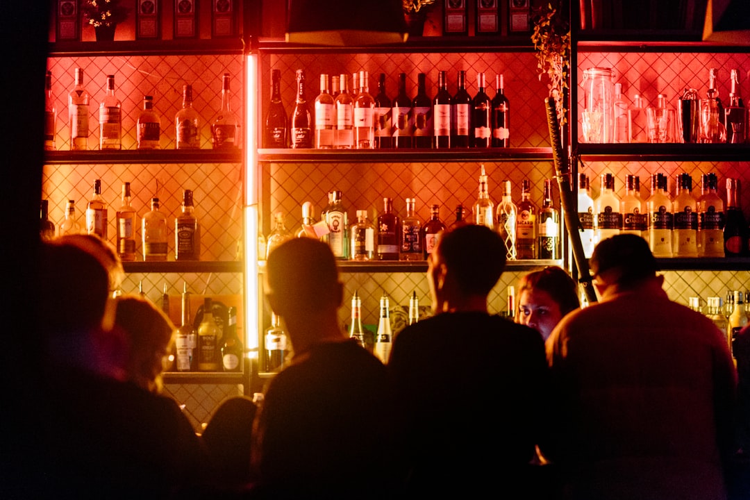 Warm beleuchtete Bar mit gemütlicher Atmosphäre