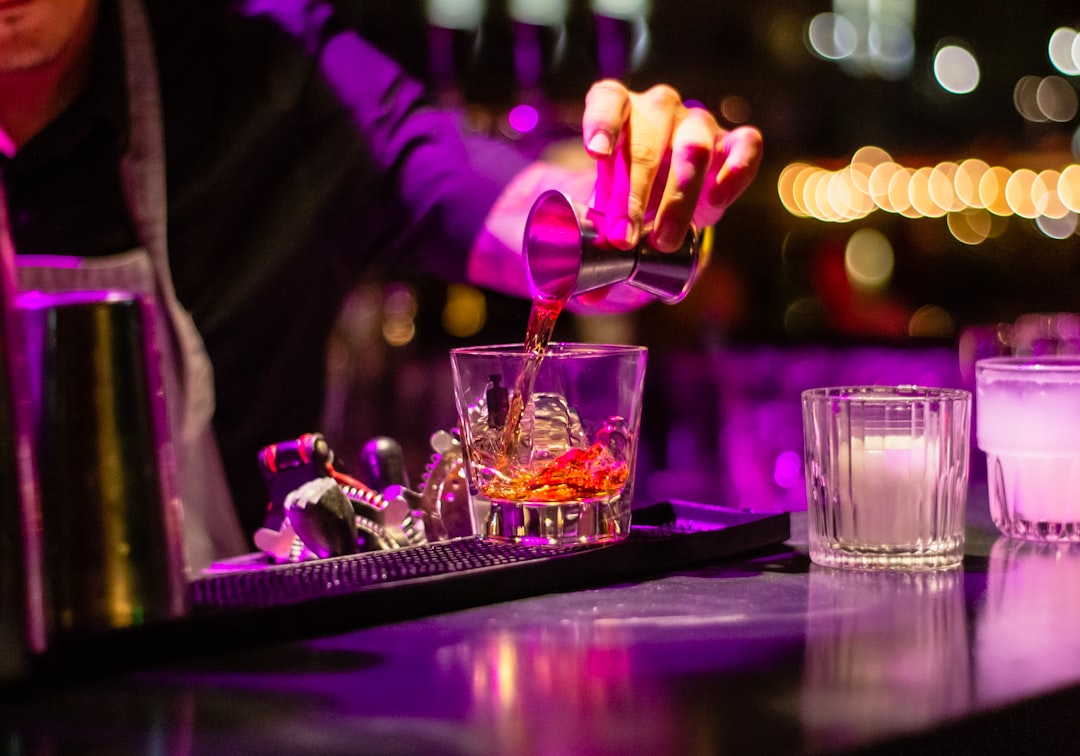 Bartender mixt einen Cocktail