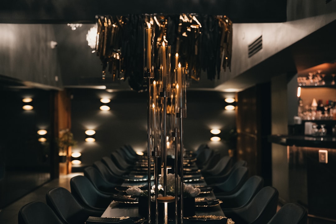 Eleganter dunkler Speisesaal mit langem Tisch