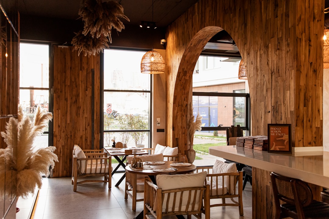 Gemütliches Restaurant mit Holzakzenten