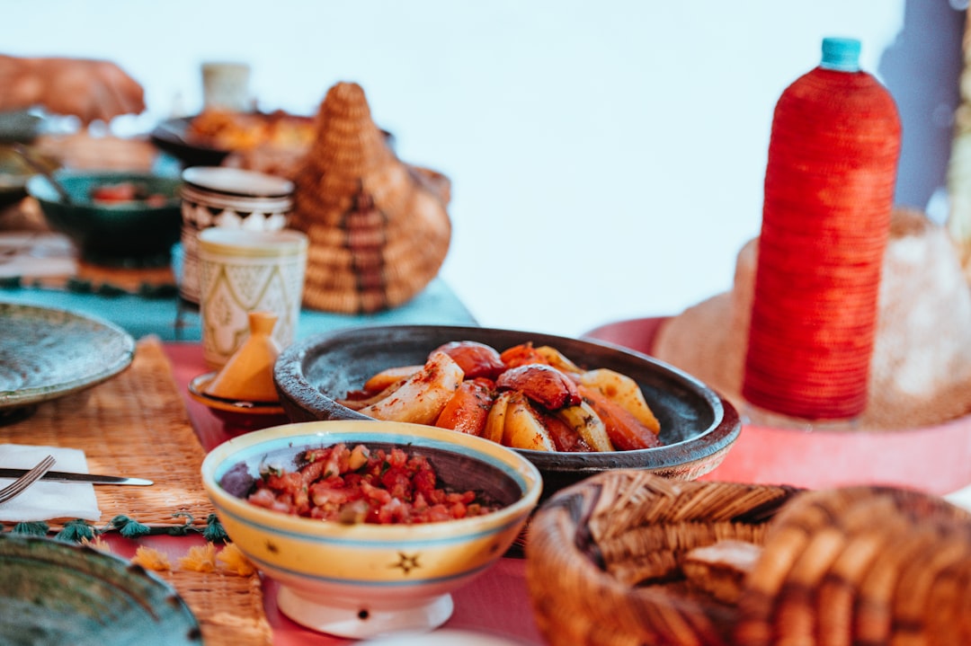 Bunte spanische Tapas auf Holztisch
